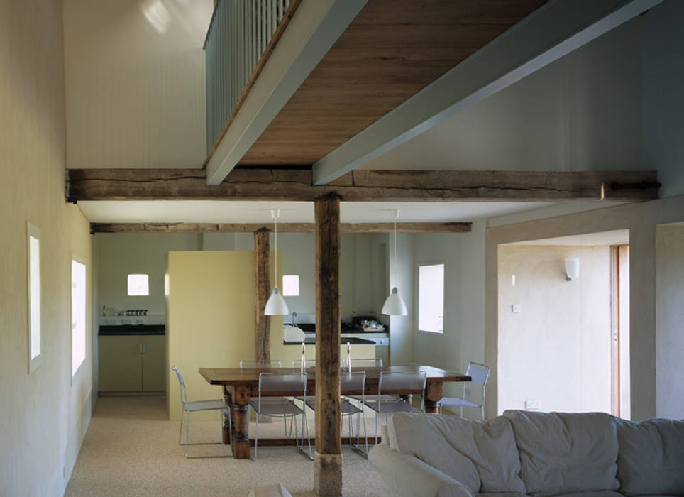 Quaker Barns, Hudson Architects Hudson Architects クラシックデザインの ダイニング