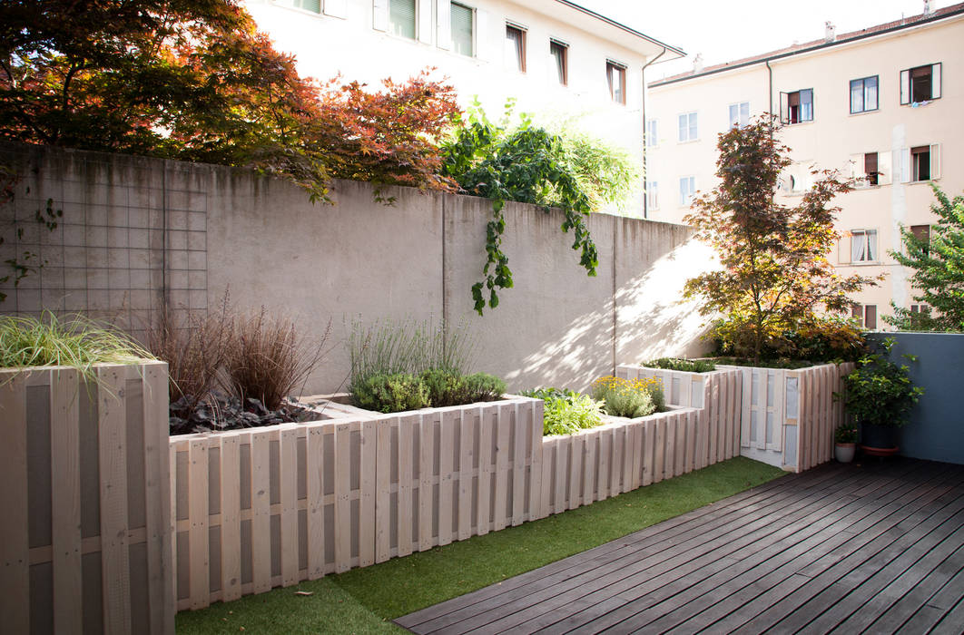 Pallet terrace, exTerra | consulenze ambientali e design nel verde exTerra | consulenze ambientali e design nel verde Varandas, marquises e terraços rústicos Madeira Acabamento em madeira Mobiliário