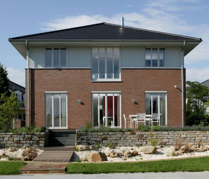 Verklinkerte Villa für die Stadt, Haacke Haus GmbH Co. KG Haacke Haus GmbH Co. KG Classic style houses