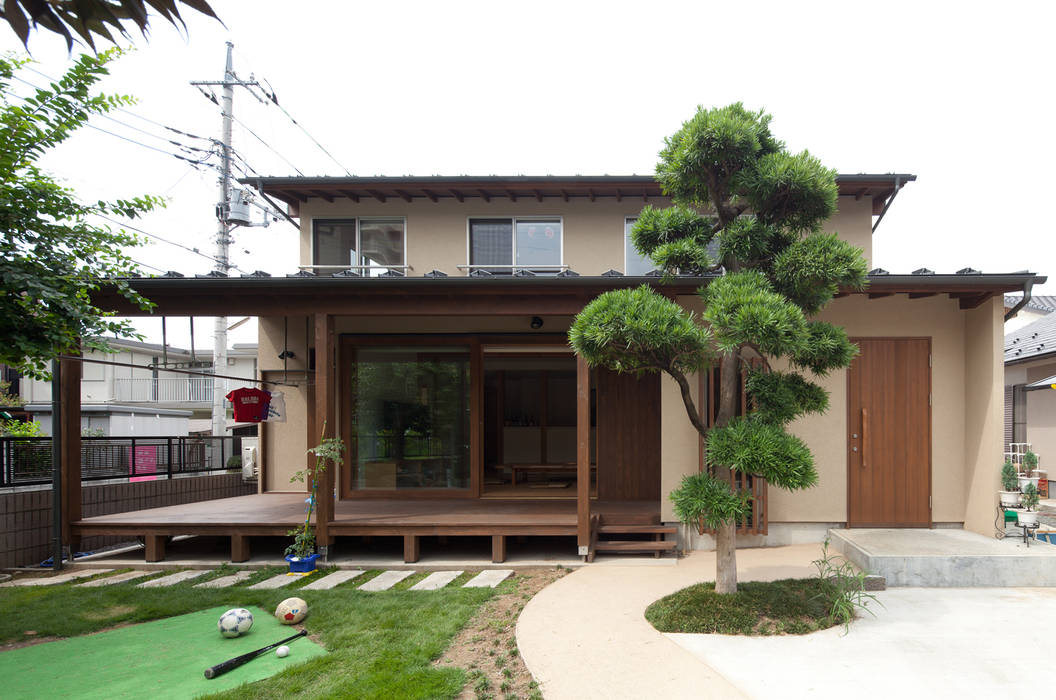 和の中心の家 田中ナオミアトリエ オリジナルな 家 植物,建物,財産,窓,空,木,木,家,土地区画,シェード