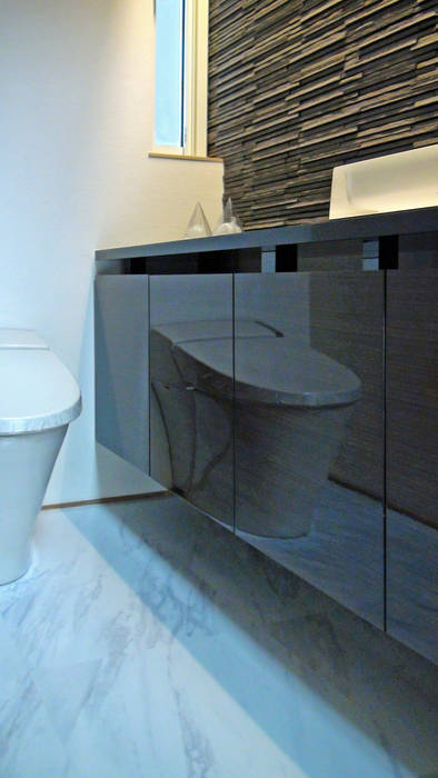 u-house, k-design(カワジリデザイン) k-design(カワジリデザイン) Modern bathroom Toilets