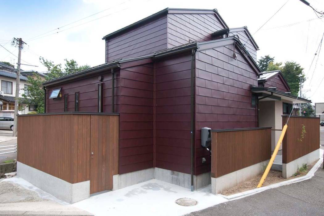 石引の家｜築30年の住宅をガルバリウムで軽量化, 家山真建築研究室 Makoto Ieyama Architect Office 家山真建築研究室 Makoto Ieyama Architect Office Maisons scandinaves