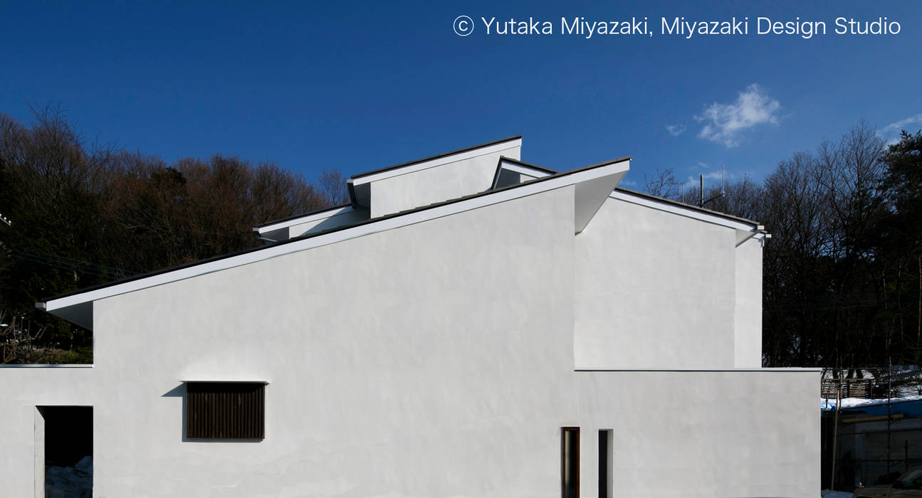 ​A residence with the bridge and the roof deck / West facade 宮崎豊・MDS建築研究所 Rumah Modern