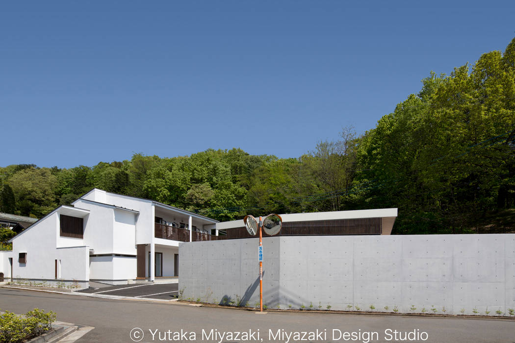​A residence with the bridge and the roof deck / Exterior 宮崎豊・MDS建築研究所 Nhà