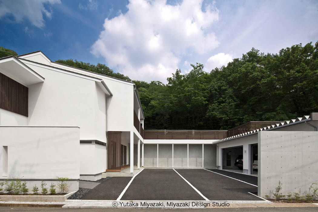 ​A residence with the bridge and the roof deck / The court 宮崎豊・MDS建築研究所 Casas modernas