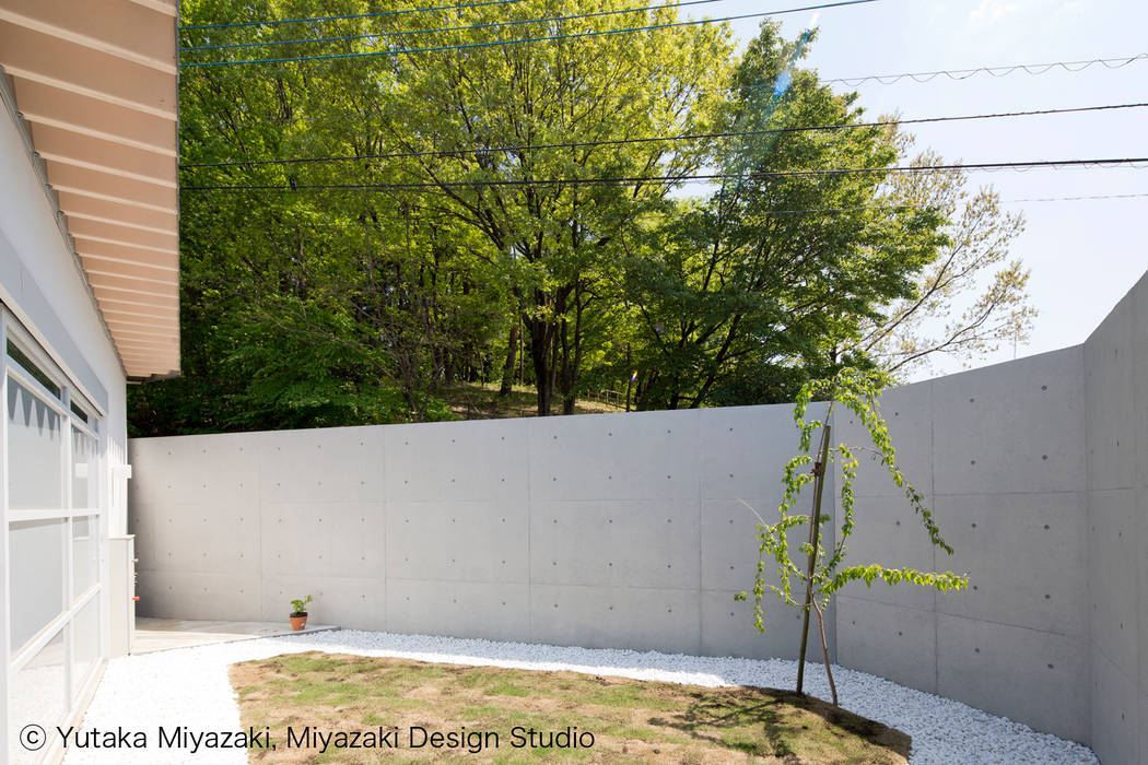 ​A residence with the bridge and the roof deck / The hidden garden 宮崎豊・MDS建築研究所 Taman Modern