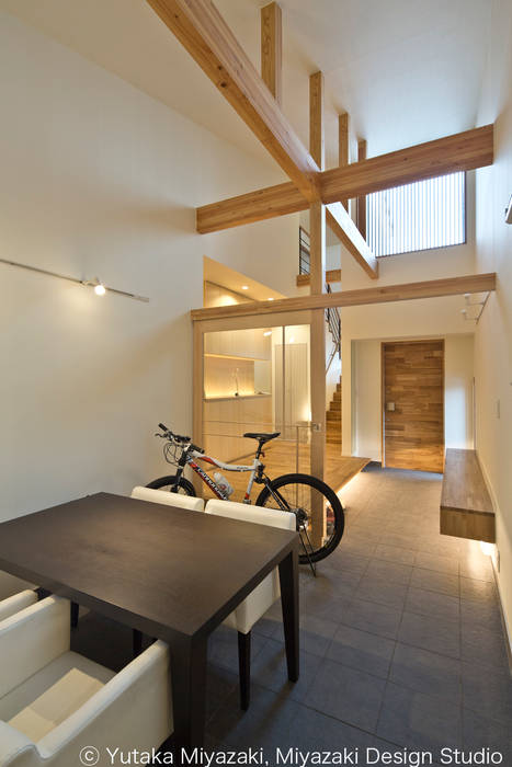 ​A residence with the bridge and the roof deck / The entrance hall 宮崎豊・MDS建築研究所 Media room