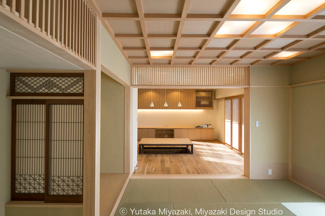 ​A residence with the bridge and the roof deck / The Japanese room 宮崎豊・MDS建築研究所 Ruang Keluarga Gaya Eklektik