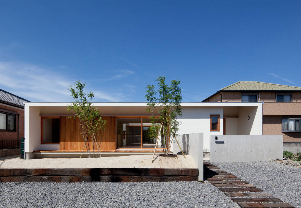 高浜の家 アプローチ 松原建築計画 一級建築士事務所 / Matsubara Architect Design Office 北欧風 家 平屋 コートハウス 中庭 枕木 コンクリート打ち放し 注文住宅 名古屋 愛知 建築家 建築士 設計事務所 家 住宅 マイホーム ロフト ウッドデッキ homeoffice homeofficedesign residence