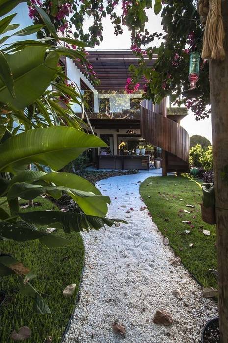 Projeto Online em Natal, Roncato Paisagismo e Comércio de Plantas Ltda Roncato Paisagismo e Comércio de Plantas Ltda Tropical style garden Plantar,Construção,Folha,Água,Botânica,Superfície da estrada,Luz solar,Árvore,Arecales,Planta terrestre