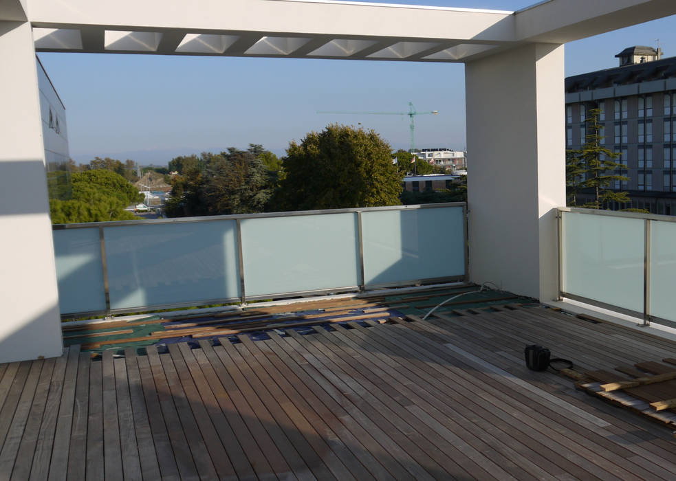 Un attico a Jesolo., ESTERNIDAUTORE ESTERNIDAUTORE Балкон и терраса в стиле минимализм