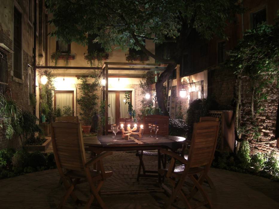 Un bed&breakfast a Venezia, ESTERNIDAUTORE ESTERNIDAUTORE Classic style gardens