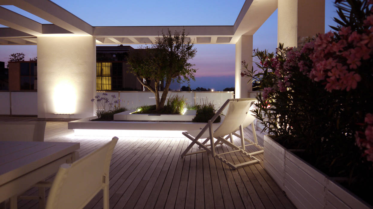 Un attico a Jesolo., ESTERNIDAUTORE ESTERNIDAUTORE Balcon, Veranda & Terrasse minimalistes