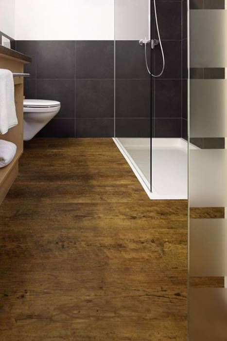 Baño revestimiento vinílico_suelos y paredes baños de estilo moderno de