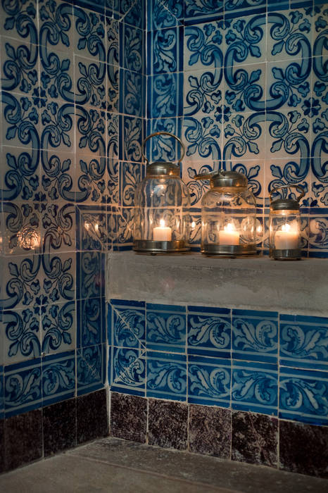 Classic style corridor, hallway and stairs by Staging Factory Classic