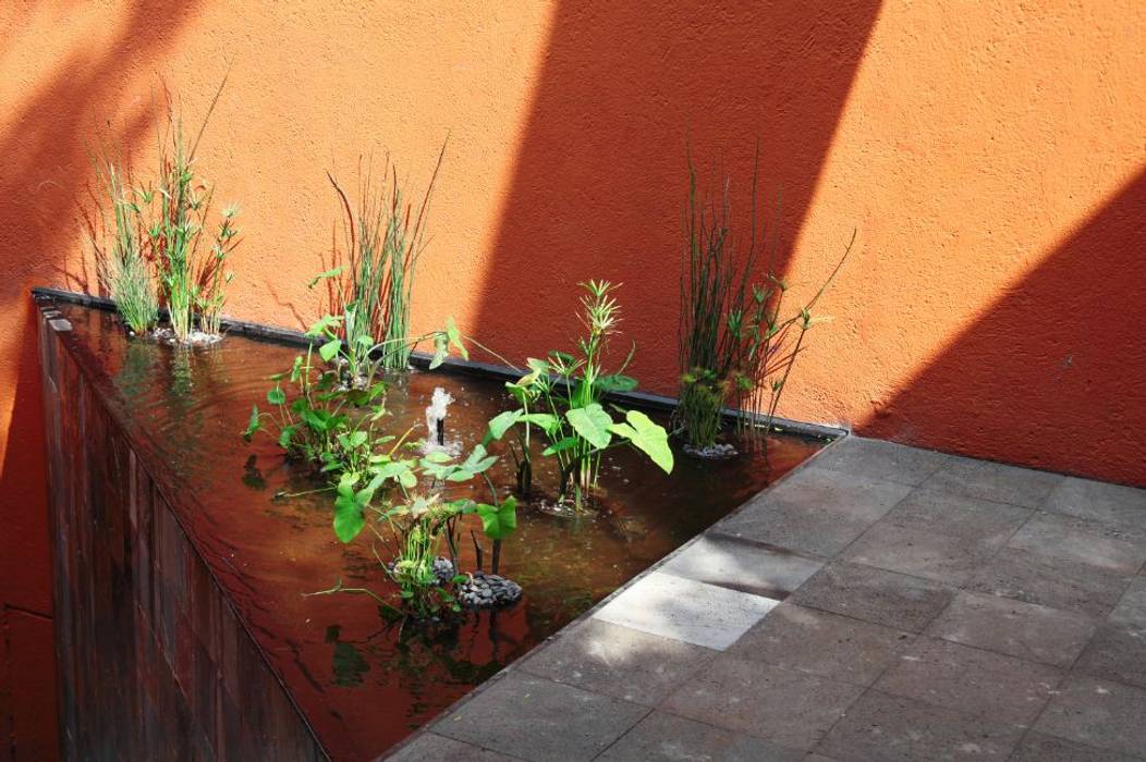 Espejo de agua en acceso jardines modernos de quinto distrito