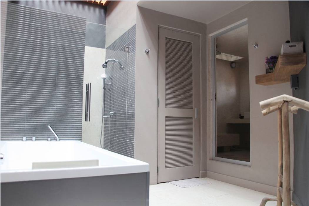 Casa Higueras, Quinto Distrito Arquitectura Quinto Distrito Arquitectura Modern bathroom Marble