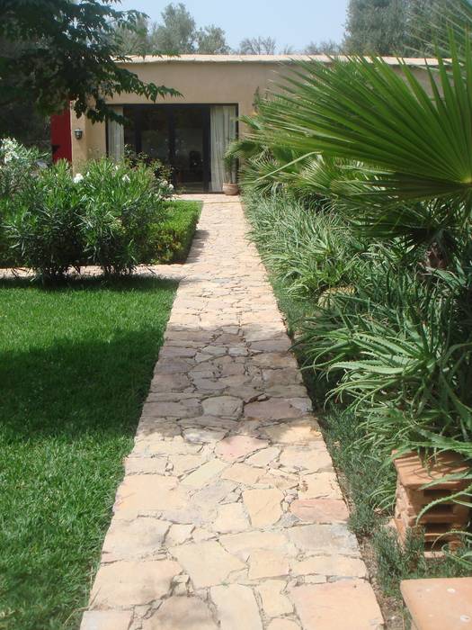 Path leading to office. JULIAN HUNTER ARCHITECTS Modern Garden