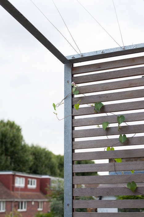 APARTMENT IN AMBERGATE STREET, Kennington, London, 2012, Francesco Pierazzi Architects Francesco Pierazzi Architects Modern balcony, veranda & terrace Plants & flowers