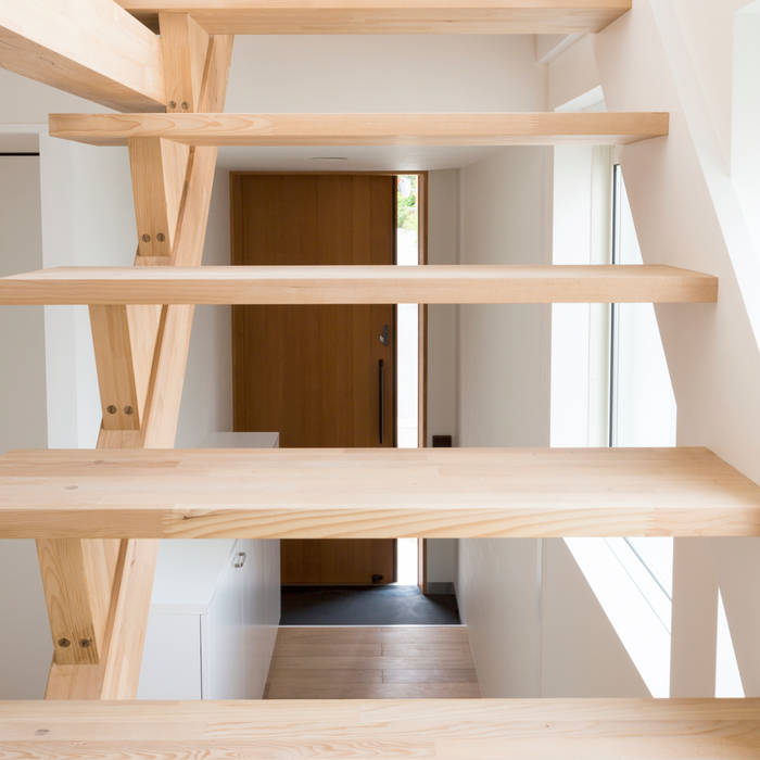 コンパクトで可愛いショートケーキハウス, M設計工房 M設計工房 Pasillos, halls y escaleras escandinavos Madera Acabado en madera