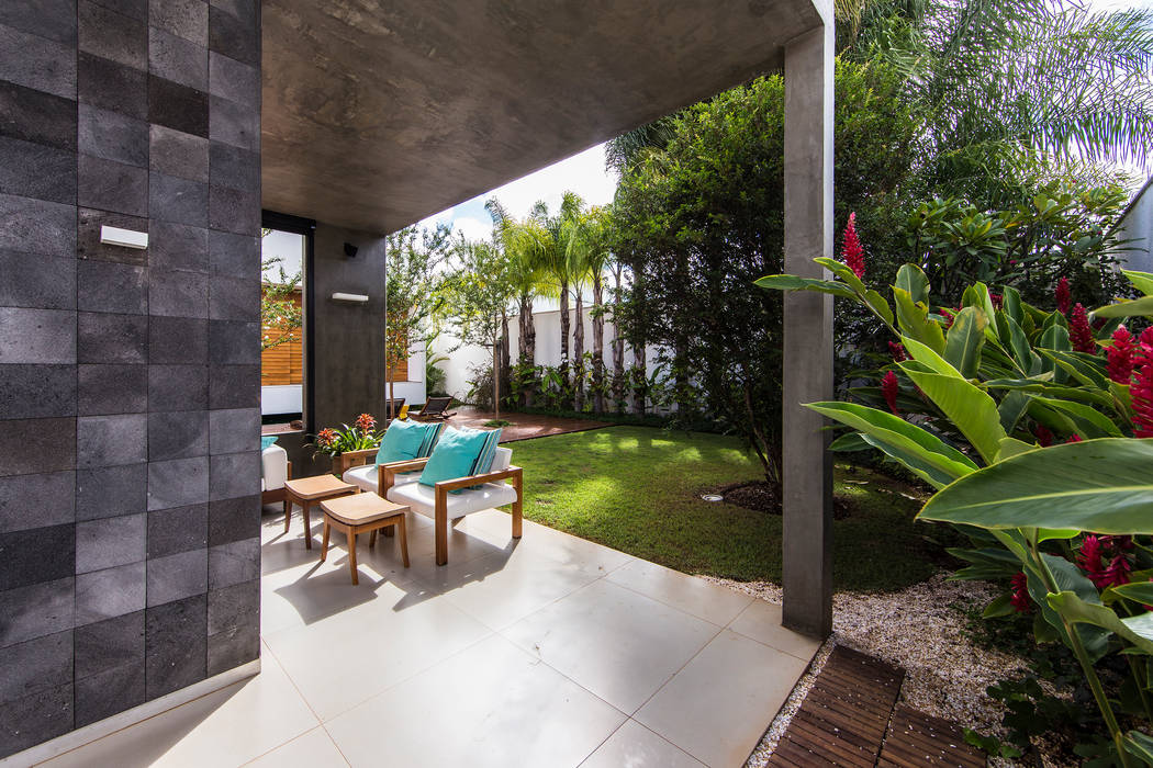 RESIDÊNCIA RMJ, Felipe Bueno Arquitetura Felipe Bueno Arquitetura Balcones y terrazas de estilo moderno