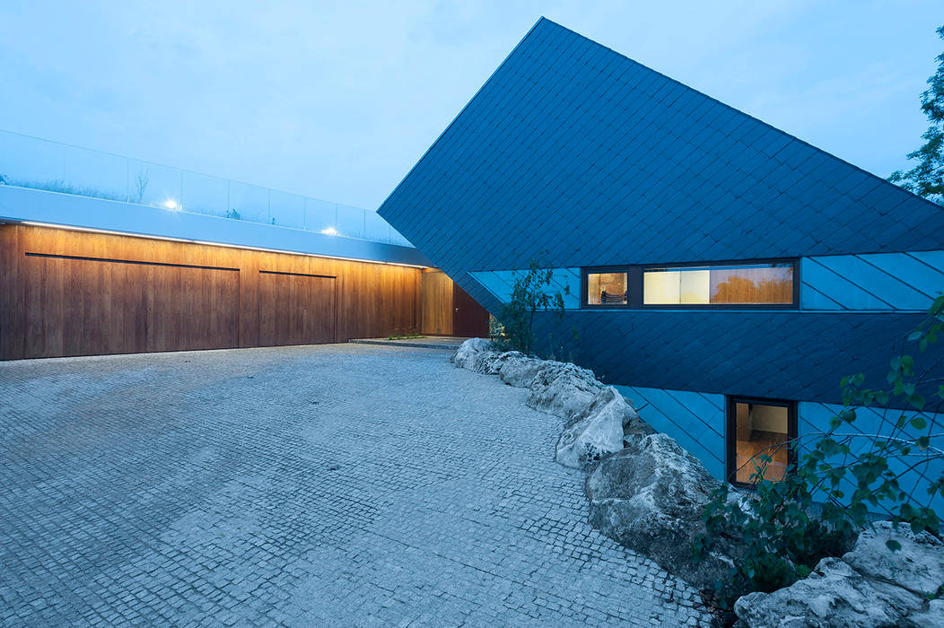 EDGE HOUSE, MOBIUS ARCHITEKCI PRZEMEK OLCZYK MOBIUS ARCHITEKCI PRZEMEK OLCZYK โรงรถและหลังคากันแดด