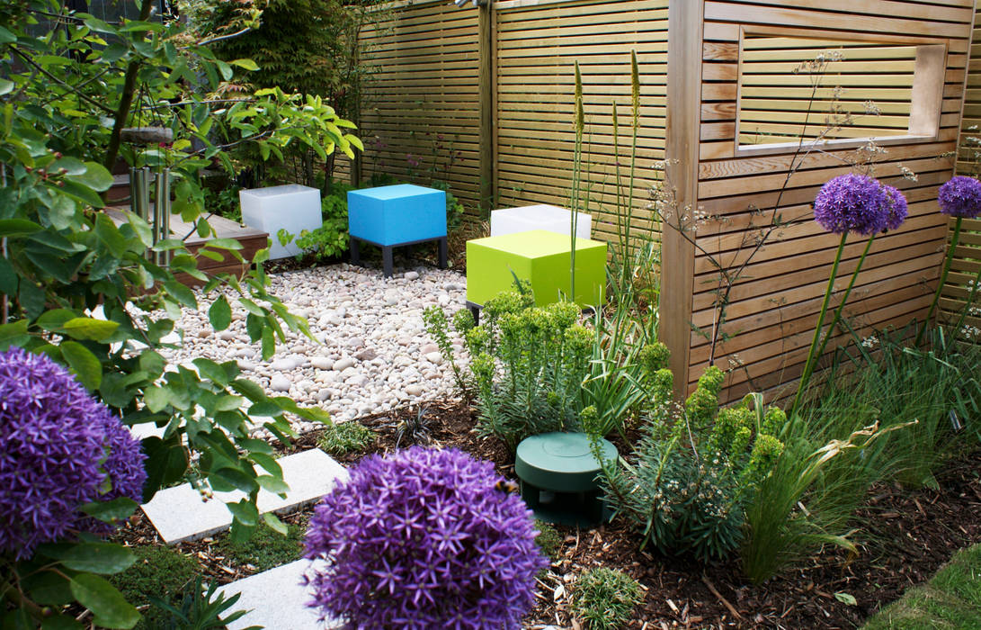 Modern English Garden - stool lights and garden speaker Rosemary Coldstream Garden Design Limited Jardines de estilo moderno