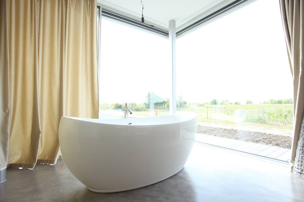 freistehende Badewanne mit Blick auf die Weinreben Neugebauer Architekten BDA Minimalistische Badezimmer