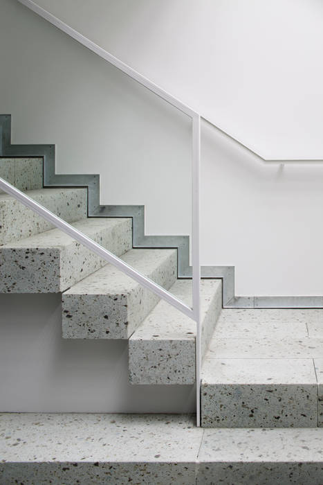 無垢の大谷石を積んだ階段ディテール 久保田章敬建築研究所 Edificios De Oficinas De Estilo Moderno Homify