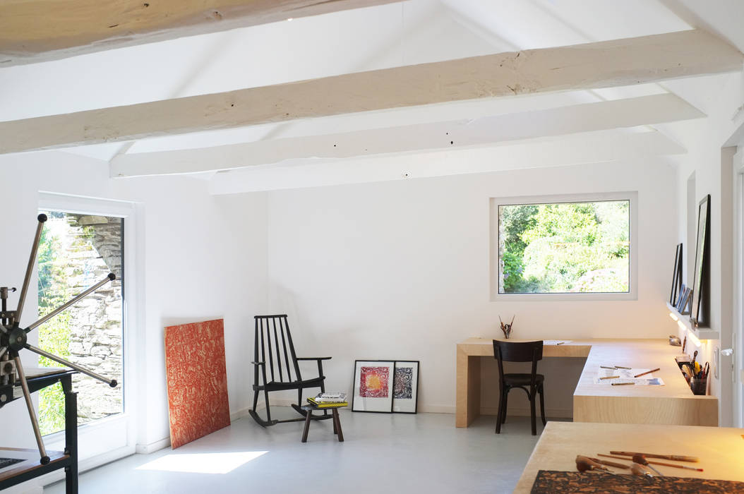 AN OLD BRETON BARN CONVERTED INTO AN ARTIST STUDIO, Modal Architecture Modal Architecture Modern study/office