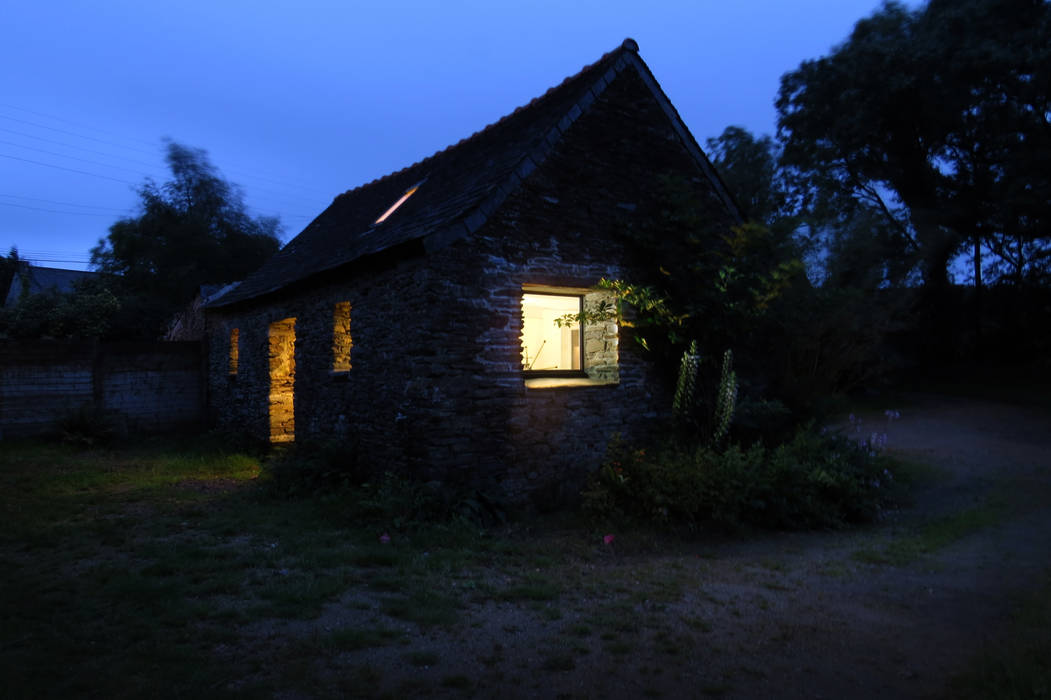 AN OLD BRETON BARN CONVERTED INTO AN ARTIST STUDIO, Modal Architecture Modal Architecture Wiejskie domy