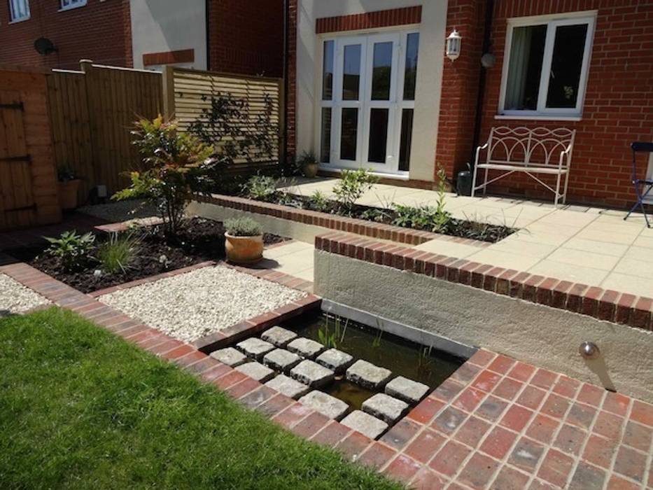 wildlife haven in new build courtyard homify Modern garden