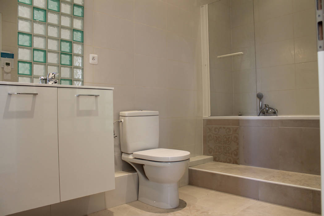 Appartement locatif T6 à Strasbourg, Agence ADI-HOME Agence ADI-HOME Modern style bathrooms