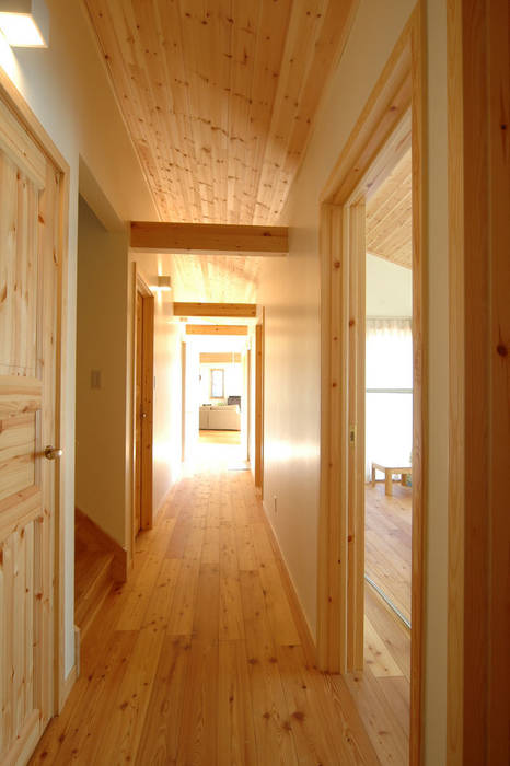 小牧市に建つ木の家・51.0坪, 木の家株式会社 木の家株式会社 Eclectic style corridor, hallway & stairs