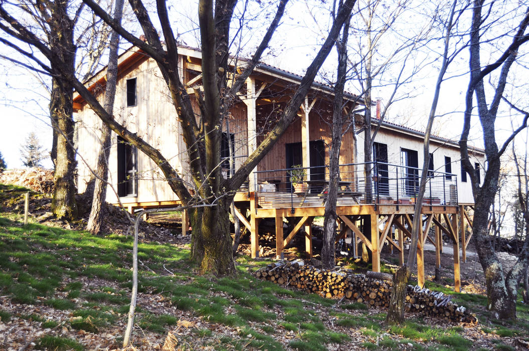 Maison au coeur du Parc du Pilat, Empreinte Constructions bois Empreinte Constructions bois Balcon, Veranda & Terrasse originaux Plante,Ciel,Immeuble,Fenêtre,Arbre,Bois,Une succursale,Paysage naturel,Brindille,Architecture