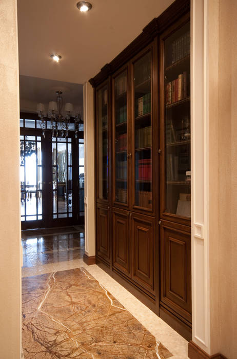 Библиотека в коридоре ORT-interiors Коридор, прихожая и лестница в классическом стиле