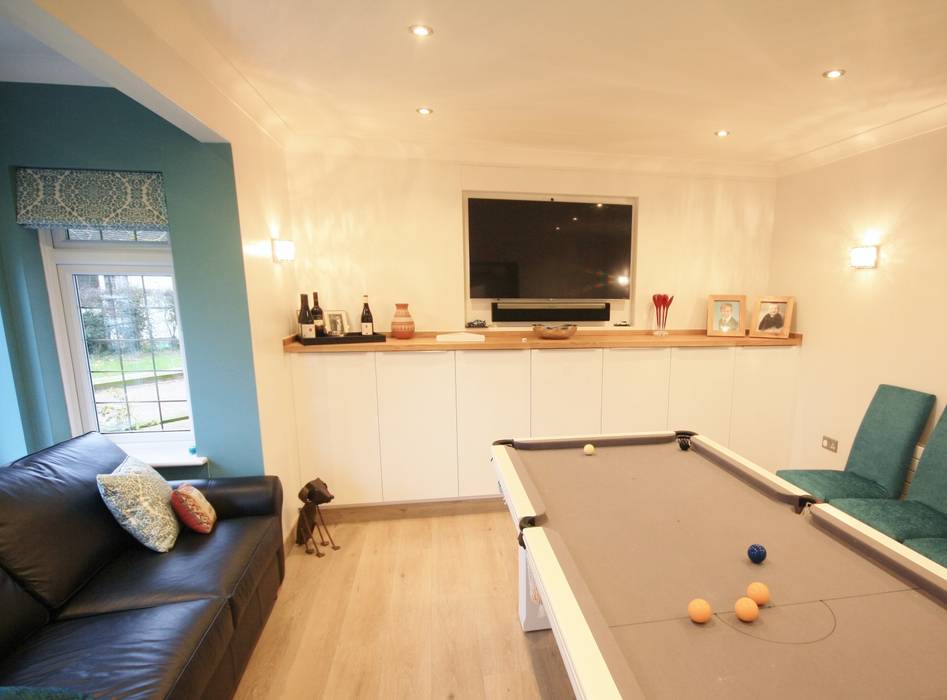 White gloss units used in the play room linking to the kitchen Kitchencraft غرفة الميديا