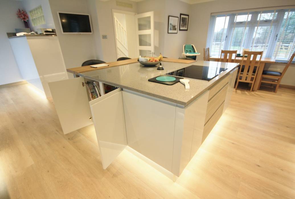 All space is used for storage, these cupboards are used for cookery books Kitchencraft Cocinas modernas: Ideas, imágenes y decoración