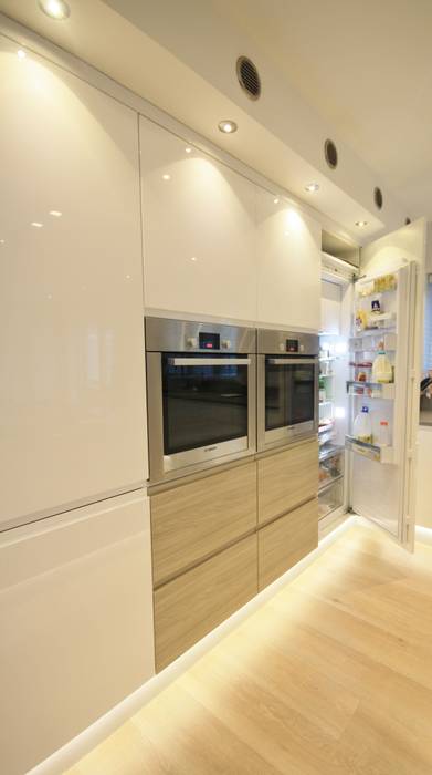 Large fridge located in bank of towers next to the ovens. Kitchencraft مطبخ