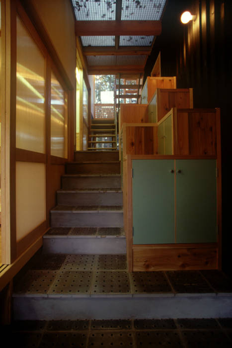 高嶺下住宅, 風建築工房 風建築工房 Modern corridor, hallway & stairs