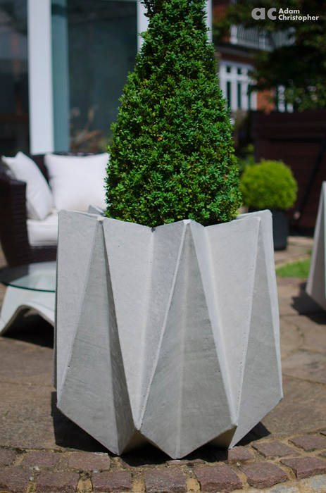 Kronen 65 Flower Pot in Warm Grey Concrete Adam Christopher Design Scandinavian style gardens Concrete Plant pots & vases