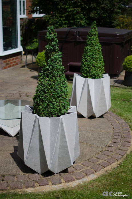 Kronen 65 Flower Pot in Warm Grey Concrete Adam Christopher Design Skandynawski ogród Beton Donice i wazy