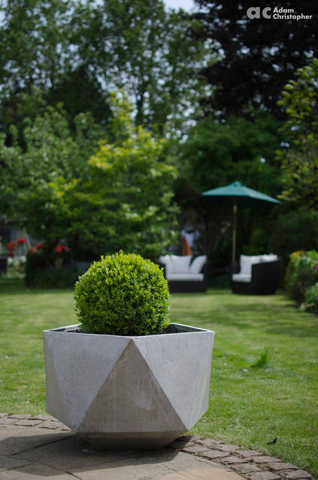Femkant Planter In Warm Grey Concrete Adam Christopher Design Giardino in stile scandinavo Cemento Fioriere & Vasi