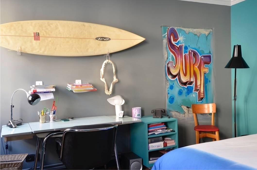 Chambre d'ado surfer cecile kokocinski Chambre d'enfant originale Meubles,Biens,Table,Bleu,Immeuble,Architecture,Design d&#39;intérieur,Gris,Confort,Lampe