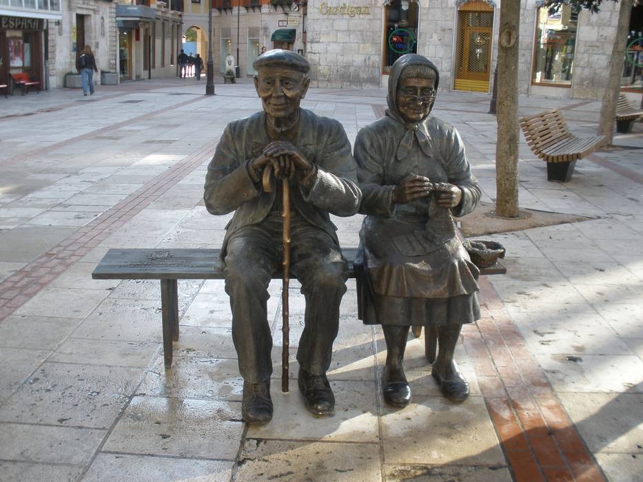 Pareja de ancianos. Escultor. Angel Gil Otros espacios Esculturas