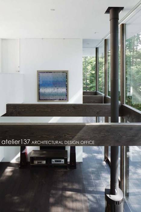 吹抜 atelier137 ARCHITECTURAL DESIGN OFFICE モダンデザインの リビング 吹抜,化粧梁,ガラス
