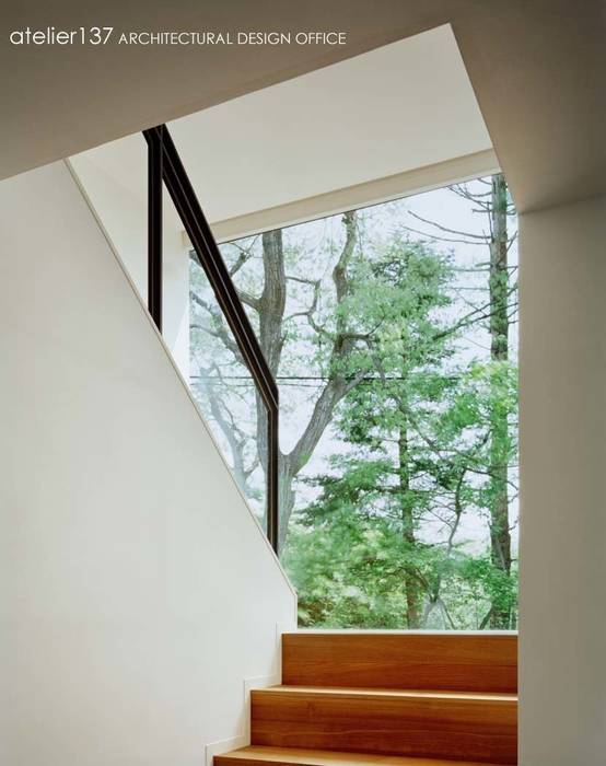 015軽井沢Tさんの家, atelier137 ARCHITECTURAL DESIGN OFFICE atelier137 ARCHITECTURAL DESIGN OFFICE ห้องโถงทางเดินและบันไดสมัยใหม่ ไม้ Wood effect