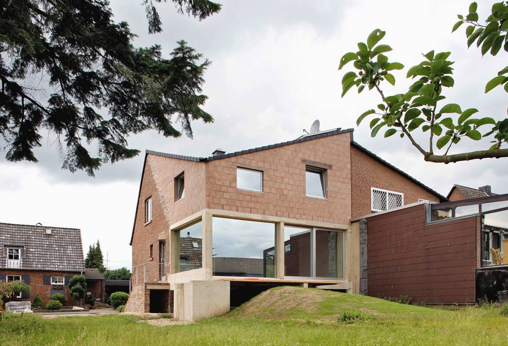 Das neue Dach vermittelt zwischen den Häusern und sammelt Wasser für den Garten : modern von AMUNT Architekten in Stuttgart und Aachen,Modern