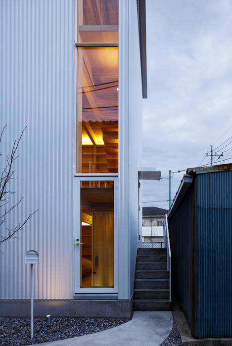 White hut and Tilia japonica, 高橋真紀建築設計事務所 高橋真紀建築設計事務所 Casas de estilo ecléctico