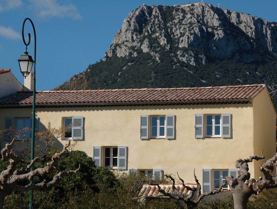 une bastide de 1770 entièrement rénovée avec une surélévation des toitures permettant d'atteindre une isolation parfaite des volumes sous toiture, agence d'architecture nadia poss agence d'architecture nadia poss Maisons méditerranéennes